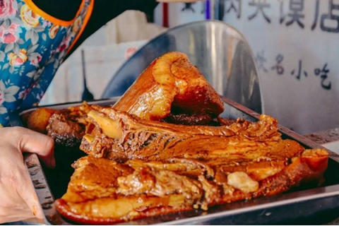 第一次吃西安肉夾饃，怎么假裝成為老桿模樣？