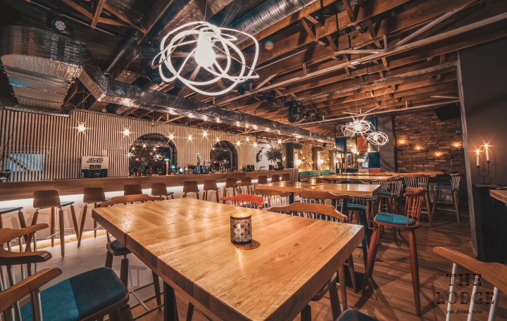 美國(guó)復(fù)古風(fēng)格的羅馬尼亞小屋餐廳家具定制方案