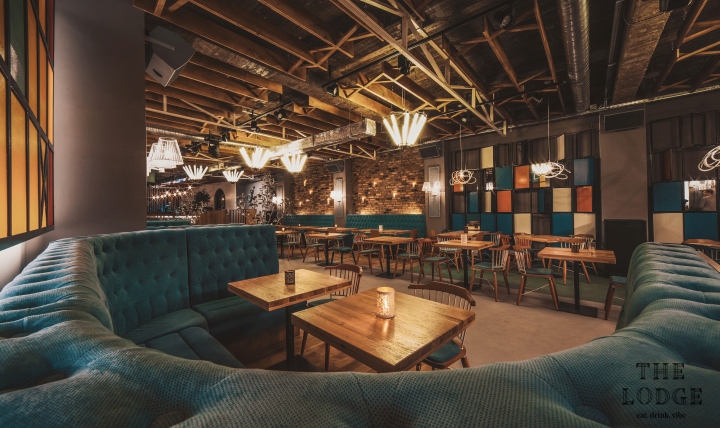 美國(guó)復(fù)古風(fēng)格的羅馬尼亞小屋餐廳家具定制方案