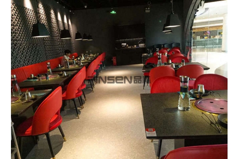 如何選擇合適的燒烤桌，教你選購全套燒烤店餐桌！